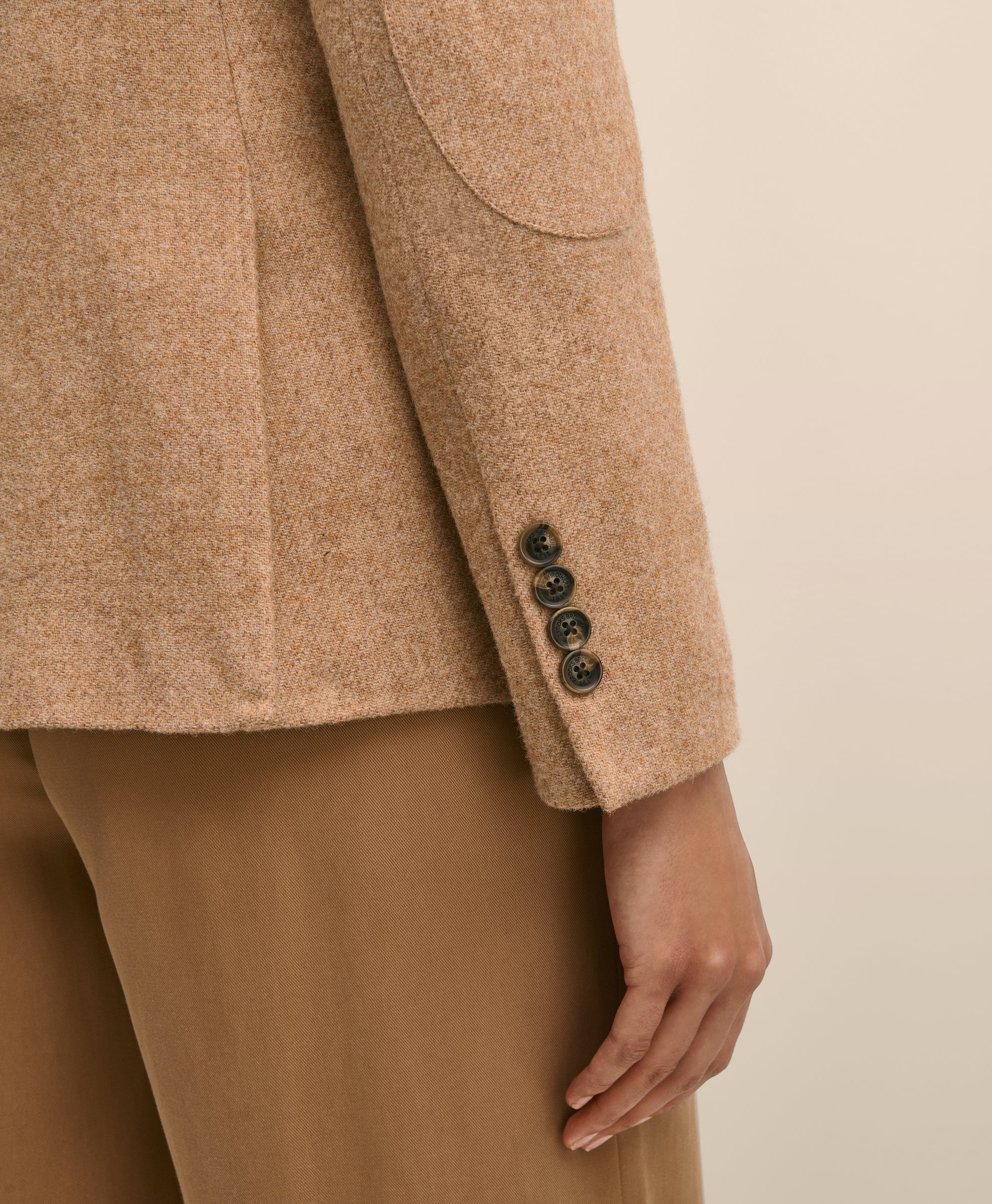 JKT CHNTL SLD TWD CAMEL