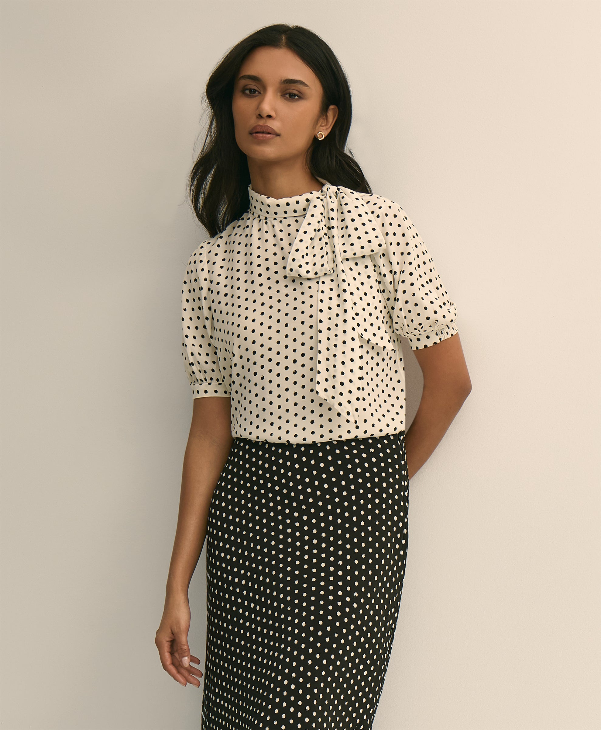 BLS VSCS CDC DOT TIE NECK WHITE BLACK