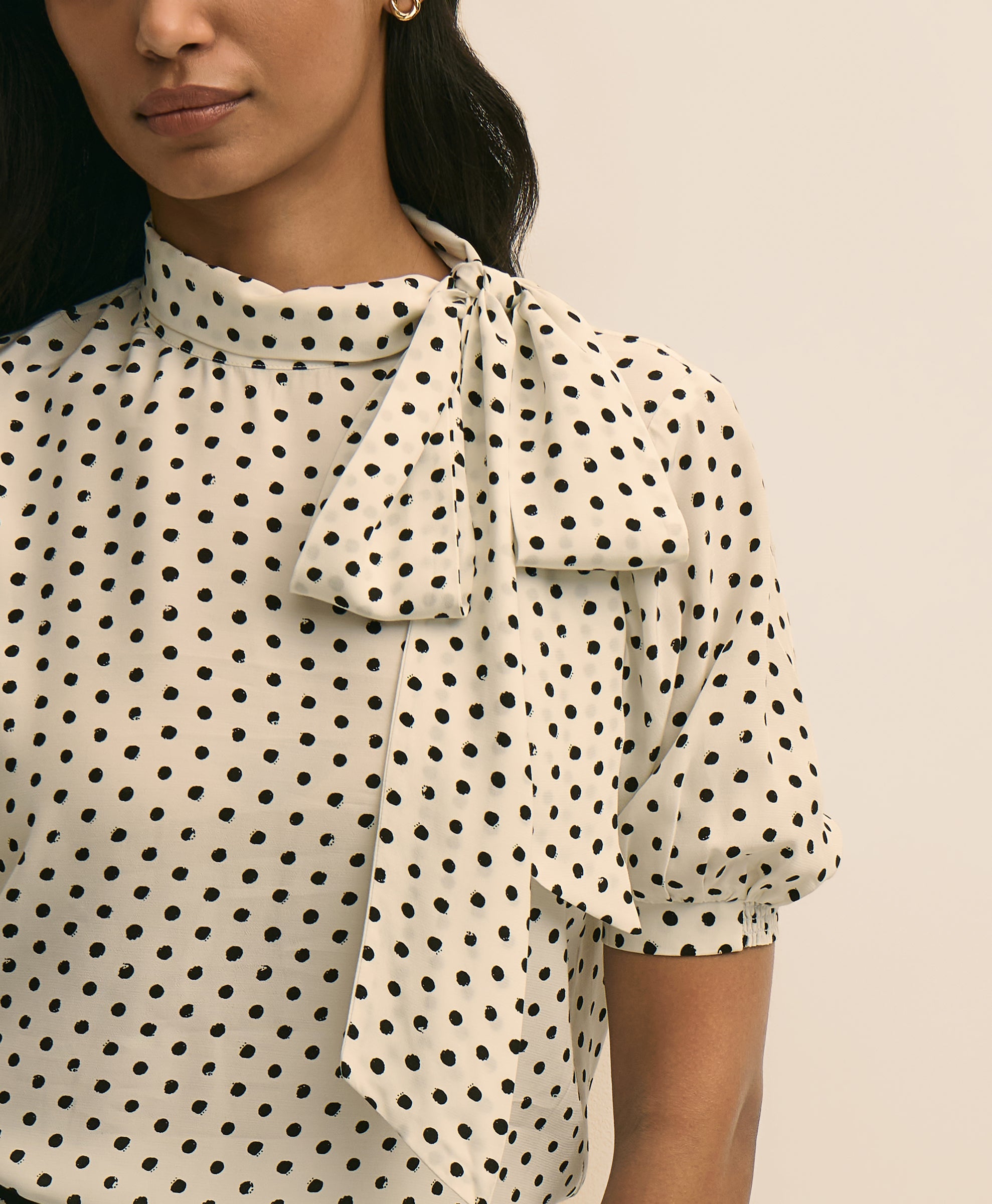 BLS VSCS CDC DOT TIE NECK WHITE BLACK
