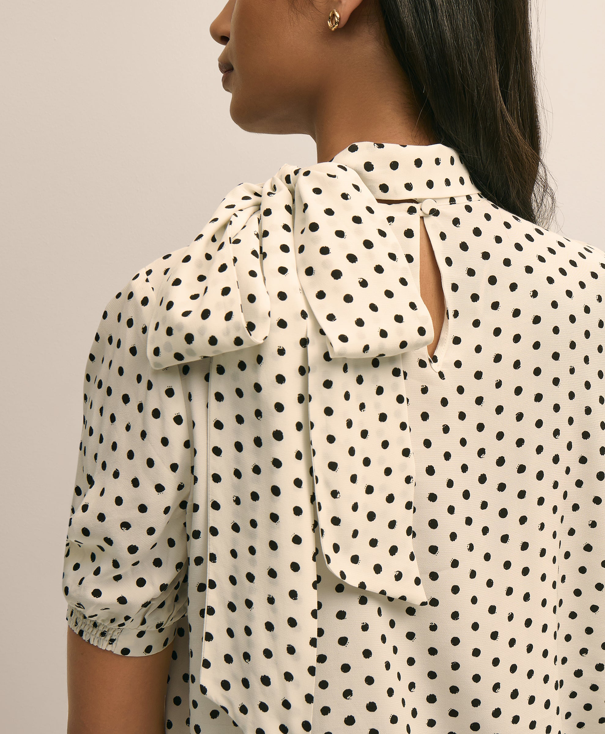 BLS VSCS CDC DOT TIE NECK WHITE BLACK